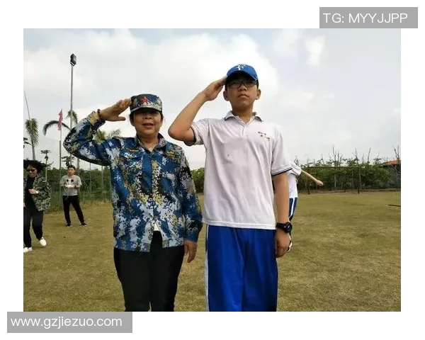 足球明星携子观赛温馨时刻父爱满满展现家庭与事业完美平衡